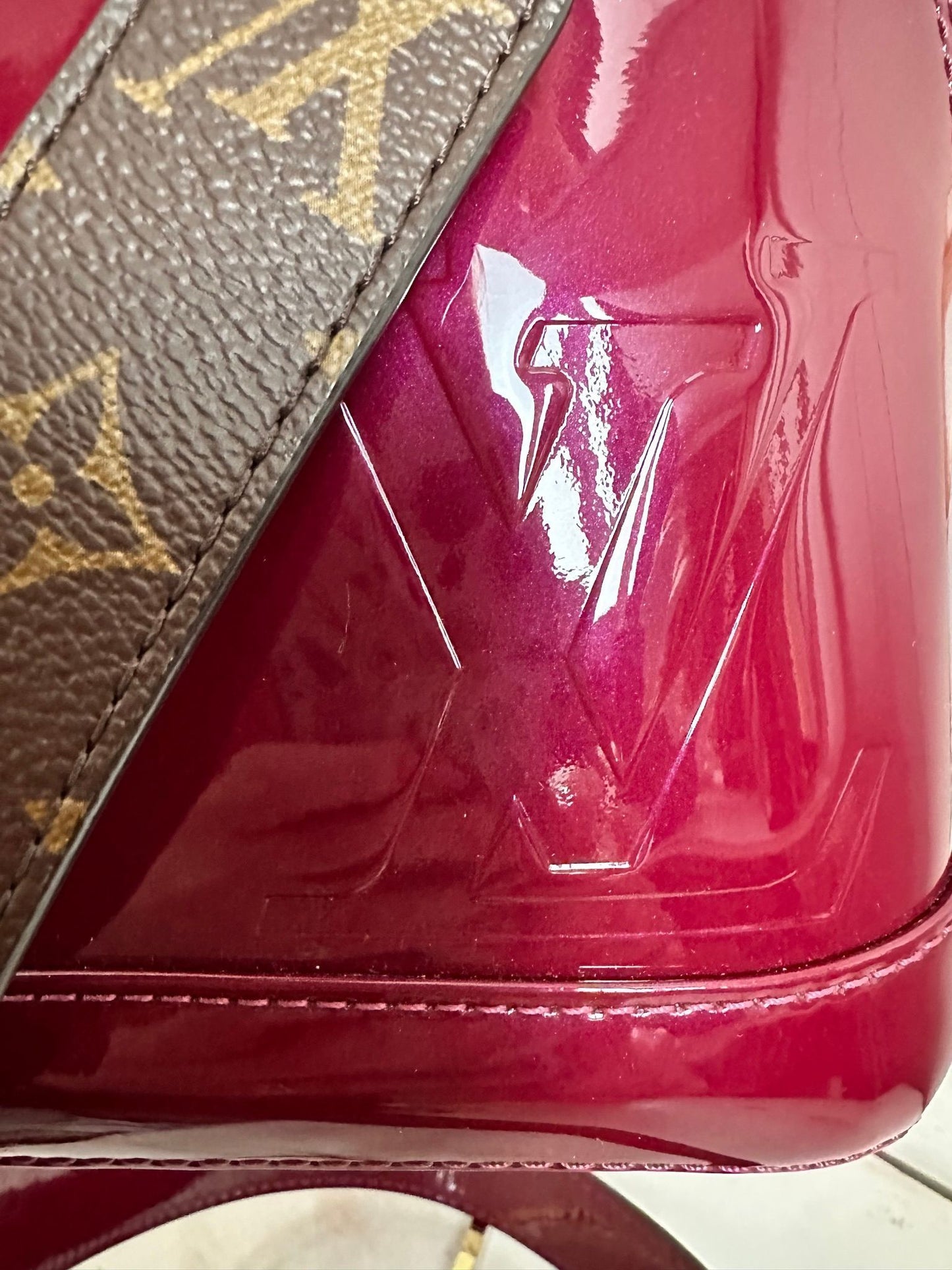 Louis Vuitton Vernis Monogram Alma BB Magenta